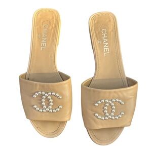 Chanel Pearl leather slide on sandal 40 9